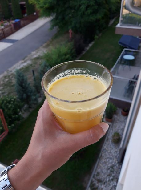 Alma-narancs juice